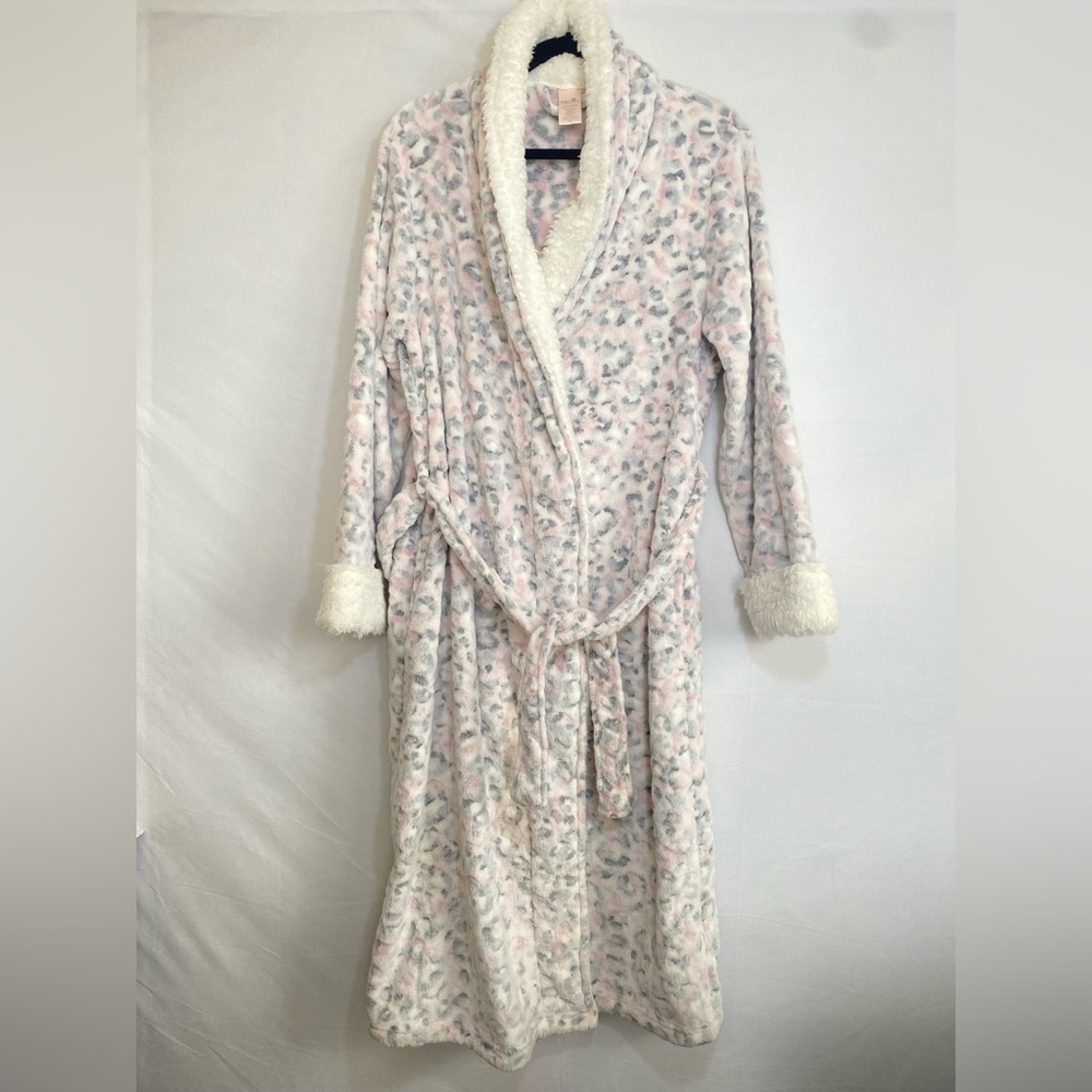 Secret Treasures LargeWhite and Pink Leopard Print Robe With pockets belt